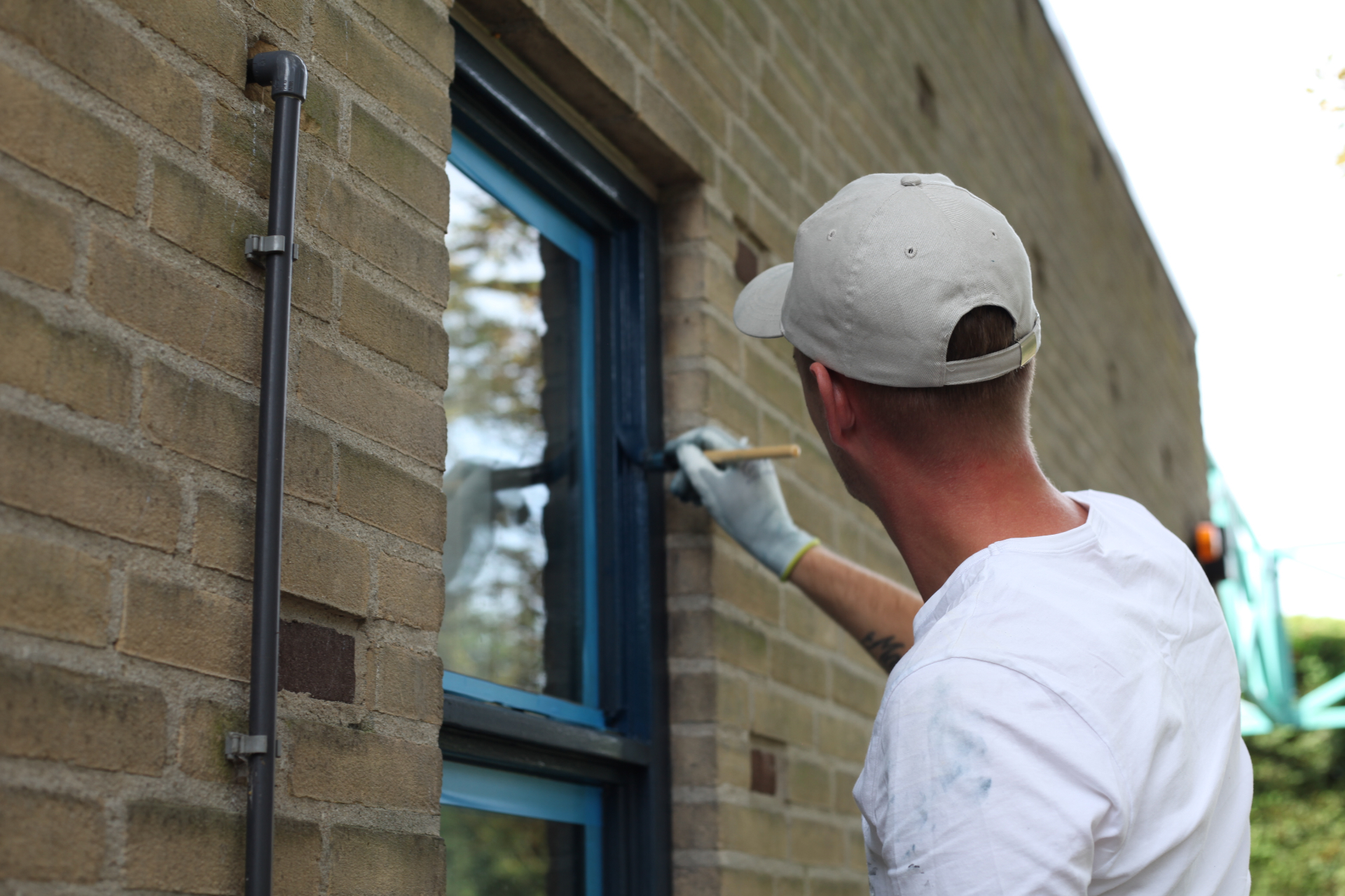 Doede Spijkerman aan het werk als schilder in Zutphen